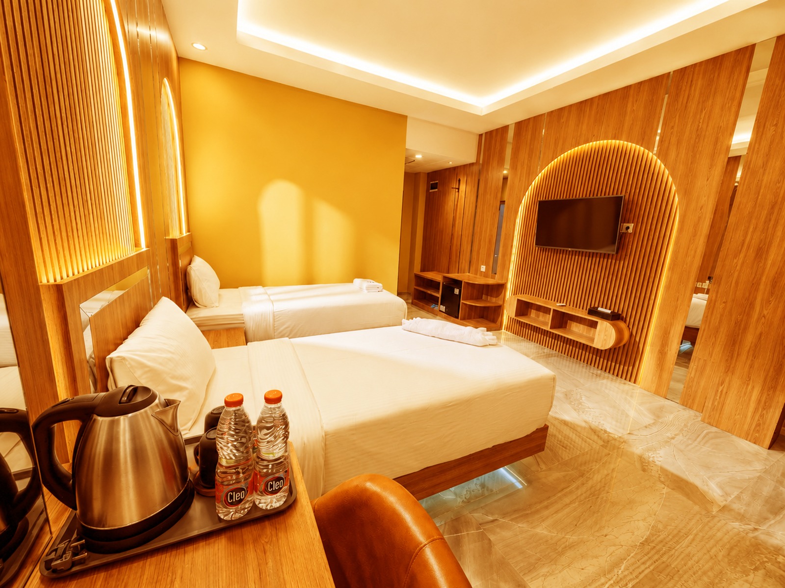 Interior mewah kamar suites IKN - ruang tamu
