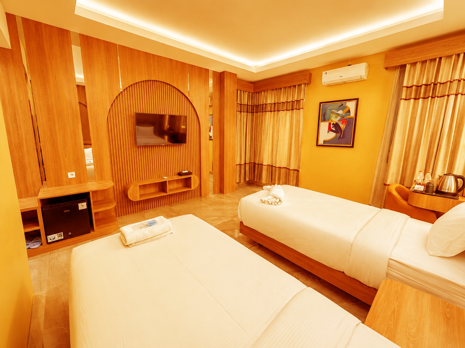 Kamar Suites Nusantara Inn — suite mewah 64m² untuk keluarga dan eksekutif dekat IKN dengan ruang tamu, Super King Bed, dan pemandangan hijau Sepaku