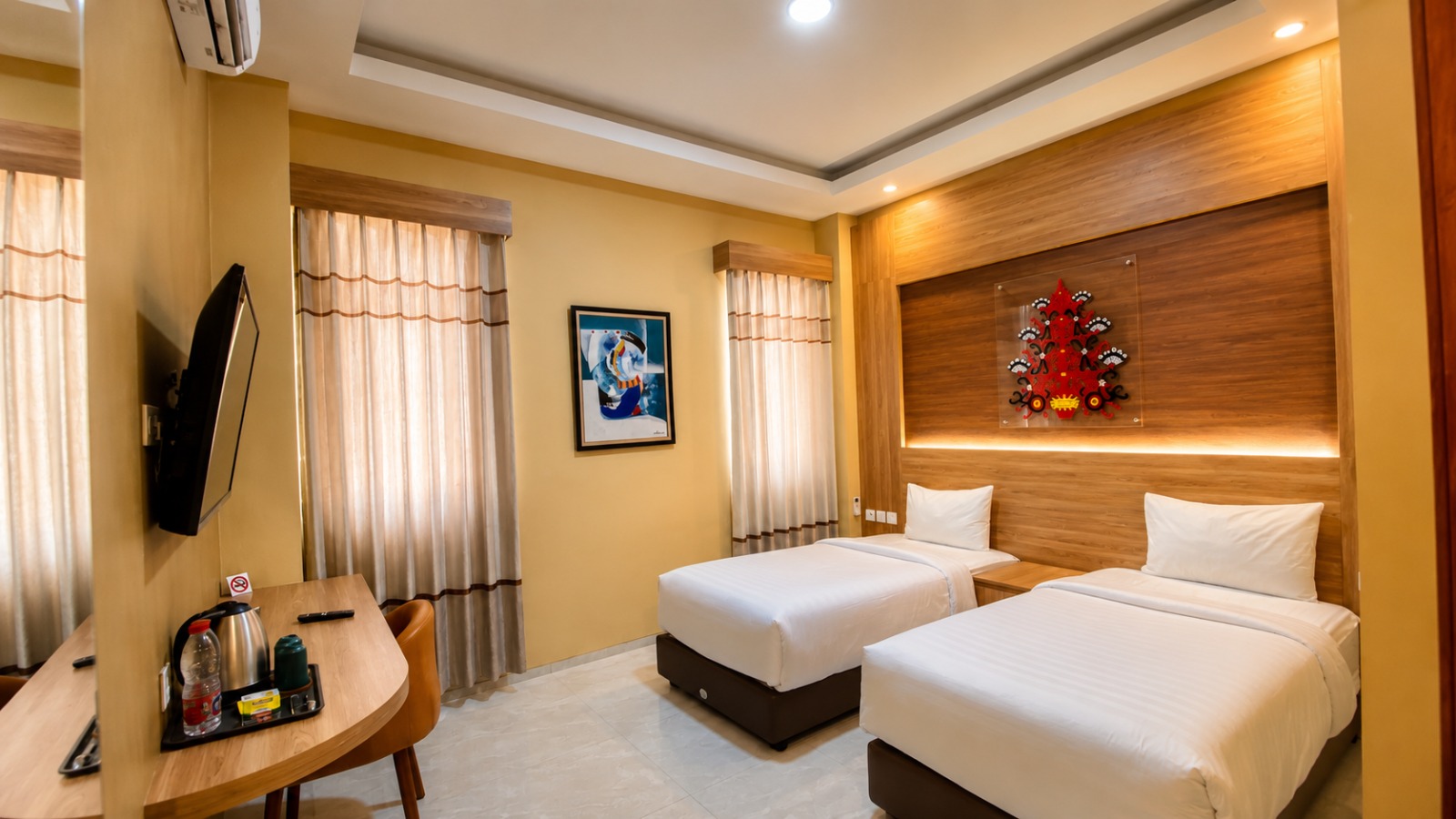 Fasilitas kamar superior - meja kerja